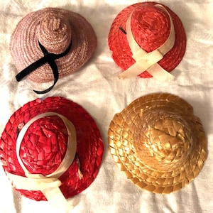 Colección de sombreros de muestra de vendedor: adorables sombreros antiguos vintage en miniatura, sombreros de muñeca