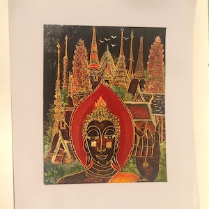 Pode incluir: Uma pintura de um Buda com uma auréola vermelha, rodeado por uma cidade de templos e torres douradas sobre um fundo escuro.