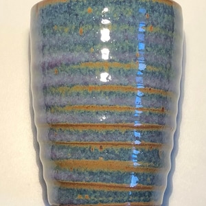 Geribbeld groen blauw paars geglazuurde keramische mok beker sgnd Royce herfst 1991 Zuid-Amerikaanse kunst aardewerk hippie boho mok keramische sapbeker