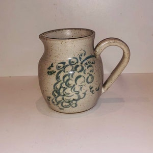 Brocca per il latte in ceramica da studio vintage realizzata a mano, brocca per il succo, grande lattiera, grappolo d'uva in ceramica dipinta a mano, firmata dall'artista McCarter