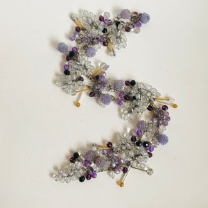 Long collier vintage de perles violettes et lavande Boules en verre et en plastique de différentes formes 32 pouces de long