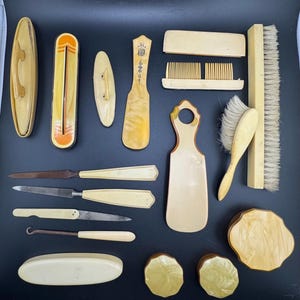 Collezione di mobili da toeletta per manicure in celluloide Art Déco edoardiana antica Calzascarpe Lucidaunghie Spazzola Pettine Gancio per bottoni Accessori Artigianato COSÌ COM&#39;È