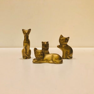 Vintage massief messing miniatuur MCM kattenbeeldje collectie katachtige familie Crazy Cat Lady cadeau Shadowbox Kittens mini standbeeld beeldje cijfers