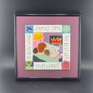Hermoso arte de pared enmarcado con azulejos de Irene Otis "Tiempo en familia". Lectura de cuentos infantiles junto a la chimenea con los padres. Sala de estar, 1999. Inspirador.