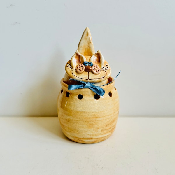 Whimsical Ceramic Cheshire Cat Garlic Keeper Sculpted Anthropomorphic Blue Eyed Smiling Kitty Ceramic Potpourri Jar Container by Grillo