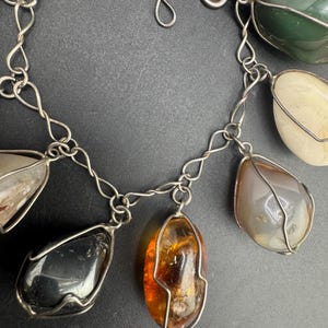 Pulseira vintage de ágata com pingentes, feita à mão com pedras polidas e gemas verdadeiras. imagem 3