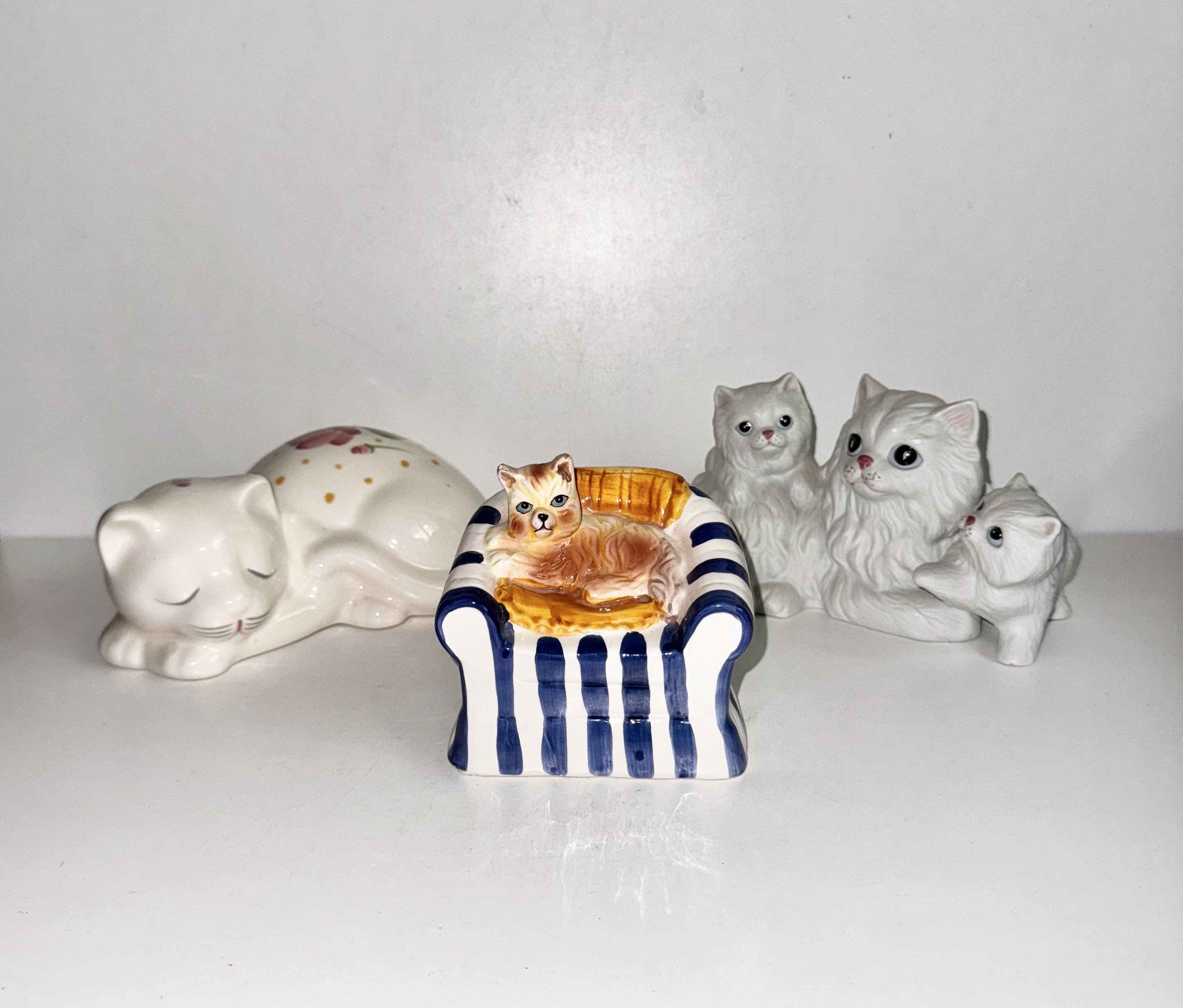 QIANLING Set di 2 figurine di gatto in porcellana bianca, figurine di gatto bianco per la decorazione domestica, regalo per gli amanti dei gatti, ottimo per la decorazione domestica o regalo di