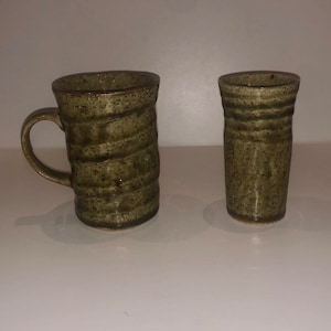 Vintage handdrejad mugg med grönt glaserat handtag och matchande kopp, ribbad design, boho-kaffemugg, återvunnen vas med knoppar