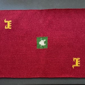 Petits lamas vintage mexicains ou péruviens guatémaltèques rouges tissés tapisserie suspendue art folklorique zapotèque d&#39;Oaxaca en laine S américain bolivien
