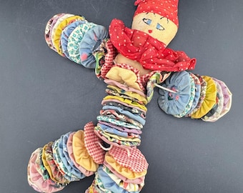 Adorable muñeco de payaso Yoyo vintage hecho a mano con sombrero de lunares, collar y cascabeles, muñeca de trapo de arte popular articulada