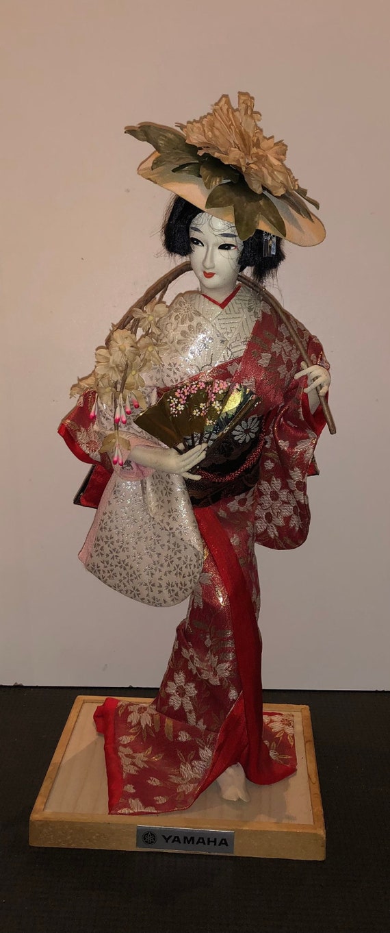 日本人形 赤と白 花柄 衣装 日本人形 赤と白 花柄 衣装 日本人形 赤と白 花柄 衣装