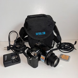 2003 年製ヴィンテージ Nikon Coolpix 5700 デジタルカメラ バンドル 256 MB メモリカード 新品バッテリー キャリングケース付き 動作テスト済み 現状のまま