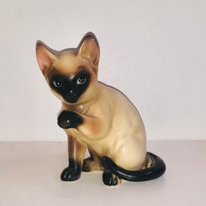 2 Vtg 1960s Lefton Seal Point Siamese Cat Figurines MCM Blue Point Blue Eyed Siamese Kitty Sitting Bathing H4032 & Crouching Kitten A362