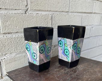Vintage Paar 1980er Jahre Studio Keramik Postmoderne Tassen getäfelte Vasen Helles Geometrisches Polychromes Design Art Deco Retro Inspiriert Atlanta Objekt
