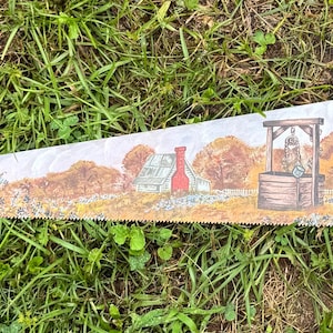 Art folklorique vintage rustique, peinture sur scie, maison de campagne rurale de Géorgie et puits à l'automne, feuilles d'ambre, palissade, artiste signé C Carter, 1986