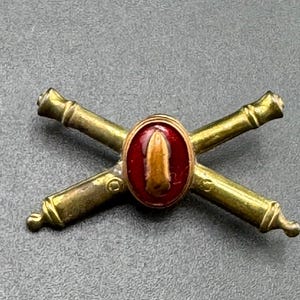 Antyczna szpilka z odznaką artylerii nadbrzeżnej armii USA, skrzyżowane armaty, szpilka do klapy, szpilka do kapelusza, szpilka do kołnierza z okresu I lub II wojny światowej