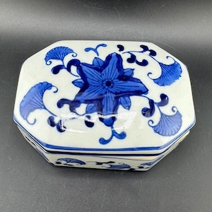 Vtg Chinese Blue & White Ceramic Trinket Box 8 Sided Jewelry Casket Stoneware Memento Catchall Asian Chinoiserie Flowers Gingko Leaves