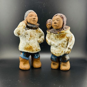 Pair Ceramic Guy De Pelteau Eskimo Clay Inuit Sculpture Couple Statues Terra Cotta Outsider Folk Art Statuettes Mother Baby Father Family