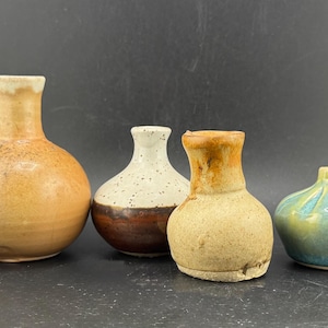 4 piccoli vasi vintage per fiori, vasi per erbacce, minuscoli covoni, fatti a mano, arte popolare, smalto maculato, ceramica da studio, miniatura, decorazione per casa delle bambole