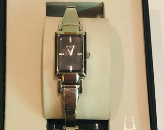 Vintage señoras Bulova brazalete pulsera reloj mujer clásico plata negro dial Adj reloj de pulsera sin usar LNIB caja original documentación enlaces adicionales