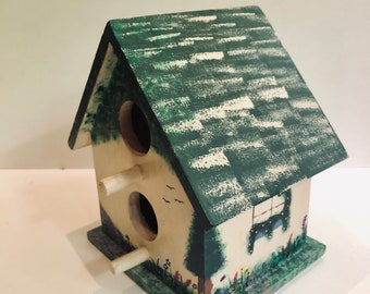 Encantadora casa de pájaros de madera hecha a mano con arte popular, cabaña en miniatura con flores y gatito, jardinería, arte de patio, arte rural, núcleo de cabaña, arte marginal, 2001