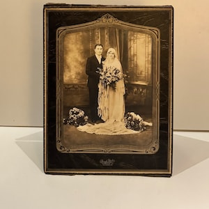 Fabulosa foto de boda de la época de la Depresión en marco de cartón, retrato de Birch Studios, fotografía en tono sepia de una pareja enamorada de Pensilvania.