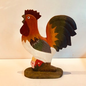 楽しい手彫りの木製の雄鶏の像。手描きの南部の民芸品。雄鶏の彫刻。アメリカの民芸品。鶏小屋。