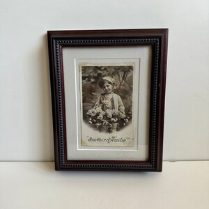 Impressão de cartão postal vitoriano francês antigo emoldurado encantador “Souvenir d’Amitie” Lembrança de amizade Criança com flores Romântico Paris França