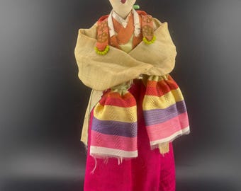 Vintage Aziatische dame popbeeldje Chinese of Koreaanse vrouw handgemaakte sculptuur Souvenir kunstpop ZOALS GEVONDEN