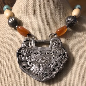 Silberne chinesische Hochzeitsschloss-Anhänger-Halskette 100 Jahre alte orientalische viktorianische Karneol- und Türkisperlen auf silberner Kette