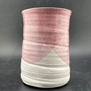 Xícara vintage McWhirter de cerâmica vermelha torneada à mão, esmalte rosa-malva, Celo, estúdio de cerâmica folclórica da Carolina do Norte.