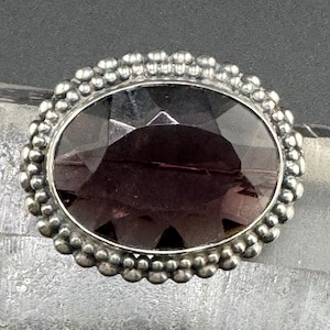 Broche vintage en argent sterling, verre améthyste violette, monture ovale, monture en perles en relief
