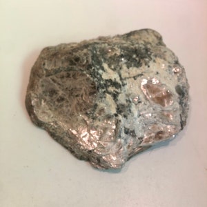 Enorme trozo de mica de 2 libras extraído en Atlanta, Georgia, de láminas de mica comprimidas de Old Mill, silicato de moscovita y lepidolita natural, formación de granito