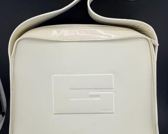 Torebka na ramię Gucci w kolorze białym, lakierowana, w stylu vintage, z łączonymi paskami, w kształcie litery G, jak nowa, nieużywana, z filcowym woreczkiem