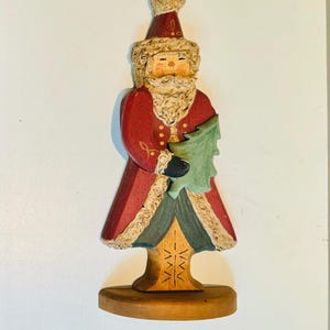Art populaire fabriqué à la main, père Noël tenant une statue de sculpture en arbre de Noël, suspendue au mur, fabriquée à Ogallala dans le NE par Rod W Jensen, décor primitif