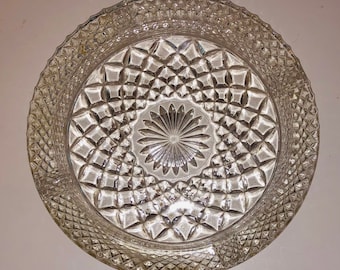 Cenicero vintage de cristal prensado pesado de mediados de siglo XX (aprox. 1960-1970). Atractivo plato decorativo geométrico en forma de estrella con diseño espirográfico.