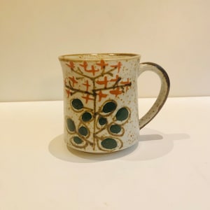 Taza de café Otagiri MCM vintage de los años 70 con gráficos de árbol en tonos tierra moteados, estilo hippie bohemio.