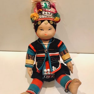 タイの少数民族であるアカ族の民族衣装をまとった、手作りの陶器製人形 ハンドメイド バンコク タイ文化人形 E-Kaw Girl No 511 タイ アカ族