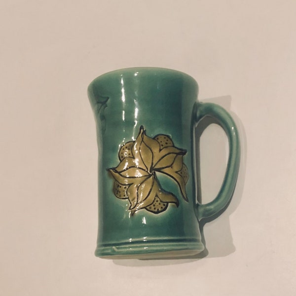 Élégante tasse à café en céramique vintage en fleurs de lotus avec poignée en forme de tasse de cacao chaud en fleurs de lotus signée par l'artiste