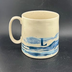 Mug Anthropologie d'occasion, lettre L flottante, monogramme L, initiales bleues et graphismes paysage eBay, glaçure mouchetée, tasse à café en grès de qualité image 5
