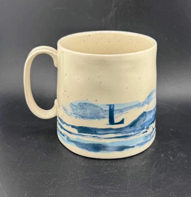 Mug Anthropologie d'occasion, lettre L flottante, monogramme L, initiales bleues et graphismes paysage eBay, glaçure mouchetée, tasse à café en grès de qualité image 5