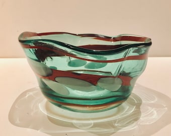 Cuenco de vidrio artístico vintage con borde ondulado, color verde Coca-Cola con remolinos rojos y puntos blancos. Cuenco para guardar objetos pequeños, soplado a mano.