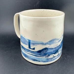 Mug Anthropologie d'occasion, lettre L flottante, monogramme L, initiales bleues et graphismes paysage eBay, glaçure mouchetée, tasse à café en grès de qualité image 6
