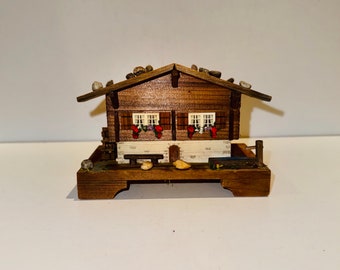 Vintage Schwarzwald-Chalet, Miniatur-Spieluhr, Schmuckkästchen, Wasserrad dreht sich beim Spielen, Regentropfen fallen mir immer wieder auf den Kopf, ca. 1960er Jahre