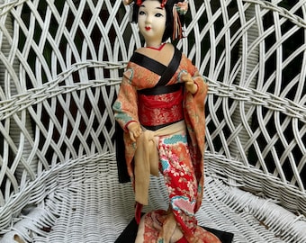 Boneca japonesa vintage de gueixa, estilo Madame, em quimono vermelho floral de seda com detalhes em brocado, fabricada no Japão, 35 cm de altura, comprada no bairro chinês de Nova York em 1964.