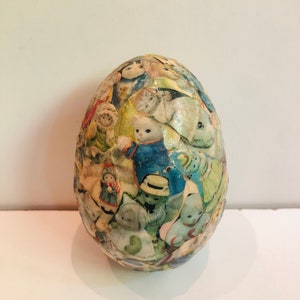 Huevo de Pascua antiguo decoupage victoriano con cientos de recortes de collage de gatitos diminutos ¡Premio de búsqueda de huevos de Pascua tan dulce!