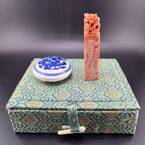 Timbro cinese in agata intagliata, sigillo in cera con pietra raffigurante il drago Fu, timbro con nome "Allison" e calamaio in ceramica blu e bianca con scatola ricamata