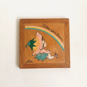 Placa vintage con cita inspiradora de Ruth Moorhead Sigue tus sueños Hada y mariquita antropomórfica Arcoíris firmada Arte para dormitorio de niña de Ruthie