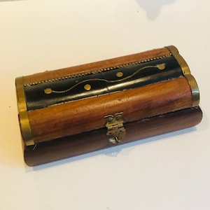 Cofre del tesoro en miniatura con bisagras de madera y cuerno incrustado, caja de joyería, cofre de baratijas con bisagras de Oriente Medio, Arabia Saudita