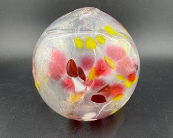 Jarrón de vidrio esférico de estudio firmado, maceta con tallo, escultura de vidrio soplado a mano, objeto de arte, remolinos rosados y amarillos, minimalismo.
